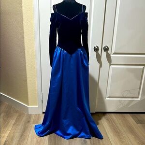 Vintage Blue Off-Shoulder Velvet & Satin Dress
NOTE MEASUREMENTS seems like a 0